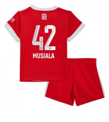 Bayern Munich Jamal Musiala #42 babykläder Hemmatröja barn 2022-23 Korta ärmar (+ Korta byxor)
